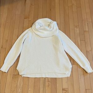 Michael Kohrs Size Medium White Turtleneck Sweater